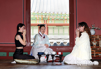 「昌徳宮薬茶房」で宮中の茶菓子を楽しむ外国人