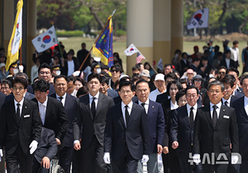 顕忠塔に向かう金文洙候補