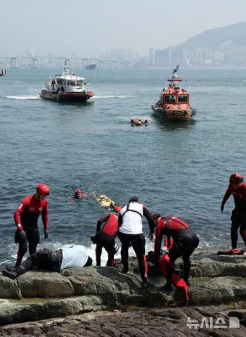 磯の孤立者を想定した救助訓練