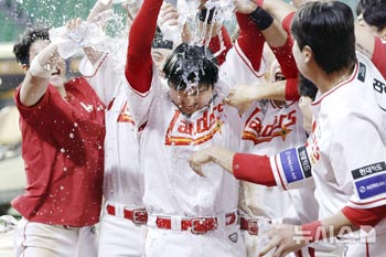 野球：SSG崔廷、500本塁打達成で「手荒い祝福」　／仁川