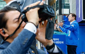 ▲韓国最大野党・共に民主党の李在明（イ・ジェミョン）大統領選候補が14日、慶尚南道昌原市の上南噴水広場で選挙演説を行い、支持を訴える中、警戒勤務に当たる警護要員たち。写真＝聯合ニュース