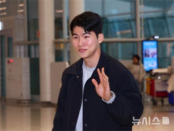 ド軍・金慧成が米大リーグ初本塁打、大谷とハイタッチ