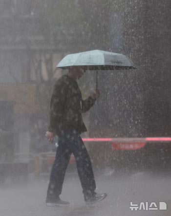 一寸先も見えないような大雨