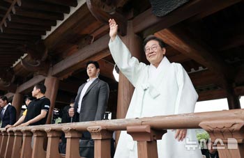 写真＝共同取材