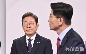 ▲韓国最大野党・共に民主党の李在明（イ・ジェミョン）大統領選候補＝写真左＝と、与党・国民の力の金文洙（キム・ムンス）大統領選候補＝同右＝。