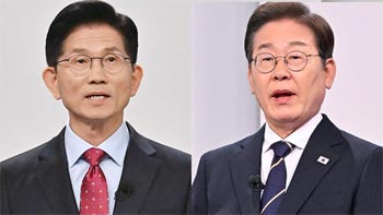 ▲今回の韓国大統領選挙で初のテレビ討論会に出席した与党・国民の力の金文洙（キム・ムンス）大統領選候補＝写真左＝と韓国最大野党・共に民主党の李在明（イ・ジェミョン）大統領選候補＝同右＝。写真＝聯合ニュース