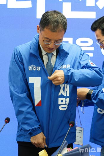 共に民主党の選挙運動ジャンパー着る金相旭議員　／ソウル