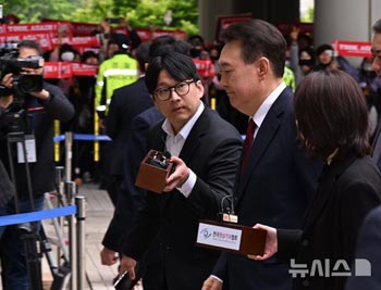 「内乱首謀」巡る裁判で無言のまま法廷に向かう尹錫悦前大統領　／ソウル