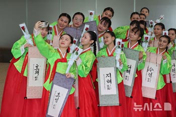 成年礼で「堂号」を贈られた外国人留学生