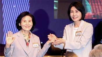 ▲国民の力の金文洙（キム・ムンス）大統領候補の妻ソル・ナンヨン夫人（左）と共に民主党の李在明（イ・ジェミョン）大統領候補の妻・金恵京（キム・ヘギョン）夫人は12日、ソウル市中区の新羅ホテルで開催された曹渓宗中央信徒会創立70周年記念式典で顔を合わせ握手を交わした。／聯合ニュース
