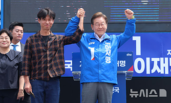 俳優パク・ヒョククォンと一緒にあいさつする李在明候補