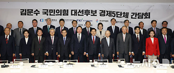 写真＝共同取材