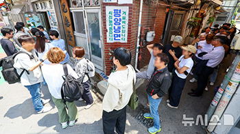 初夏の天気で冷麺店は繁盛