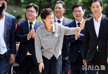 朴正煕・元大統領の生家を訪れた娘の朴槿恵・元大統領