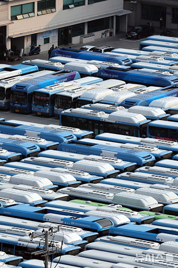 18年ぶり全面ストライキに突入した市内バス　／釜山