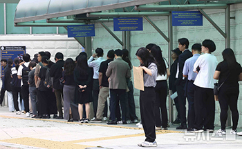 米国、留学ビザ審査面接の新規受付を一時中止…SNS審査義務化推進