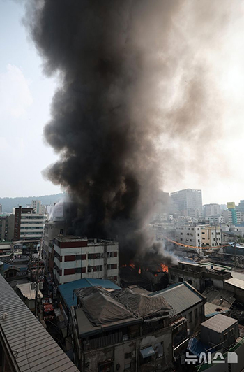 世運商街近くの建物で火災