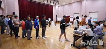 第21代韓国大統領選挙の期日前投票初日　行列する有権者たち　／ソウル