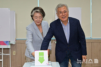 期日前投票する文在寅元大統領夫妻＝第21代韓国大統領選挙