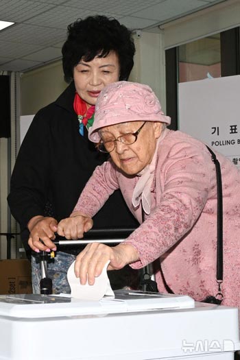 101歳のおばあちゃんも大切な1票を行使