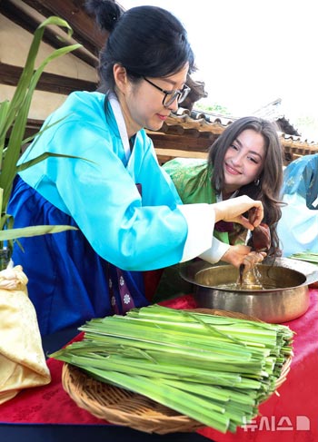 菖蒲湯で髪を洗う…「端午歳時」体験
