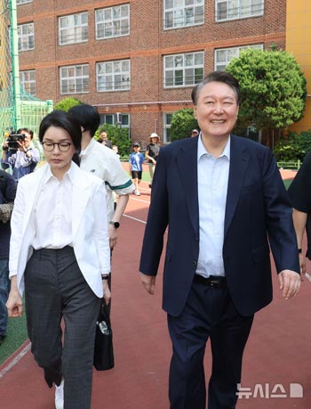 投票を済ませた尹錫悦前大統領夫妻