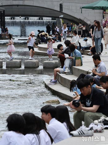 韓国大統領選挙日、清渓川で一休みする市民