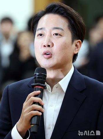 声明を発表する改革新党の李俊錫・大統領選挙候補