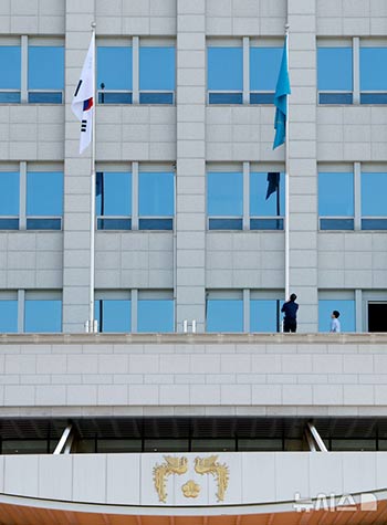 鳳凰旗が掲げられたソウル・竜山の韓国大統領室庁舎