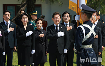 韓国国旗に敬礼する李在明大統領夫妻