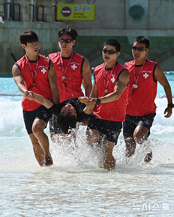 カリビアンベイ、ライフガードの救助訓練を実施