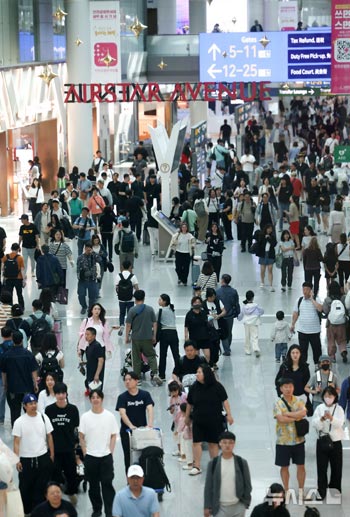 連休を迎えて旅行客で賑わう仁川空港