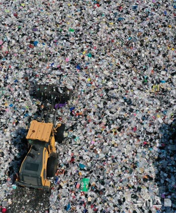 ぎっしりと積み上げられたプラスチック廃棄物