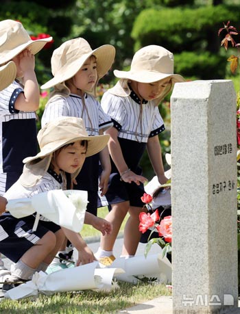 顕忠日を前に国連記念公園を訪れた児童