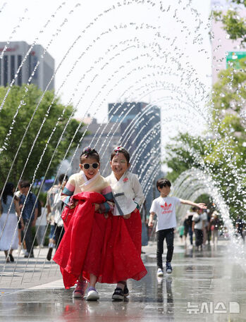 韓服姿で楽しい水遊び