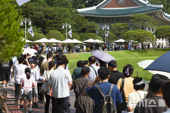青瓦台を見学する人々の長い列　／ソウル