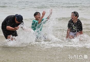 海雲台はもう夏…海に入る子どもたち　／釜山