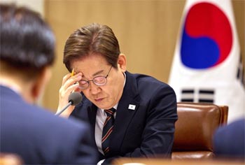 ▲李在明大統領が9日、ソウル市竜山区の大統領室庁舎で開かれた非常経済点検タスクフォース（作業部会）の2回目の会議で考え込んでいる様子。／写真＝大統領室