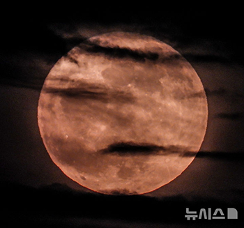 雲間から顔を出した「ストロベリームーン」　／済州