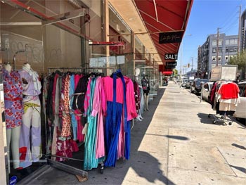 ▲ロサンゼルスでデモ隊による抗議行動が5日目を迎えた10日、洋服店が密集するジョバー・マーケットは客足が途絶えて閑散としていた。／オ・ロラ特派員
