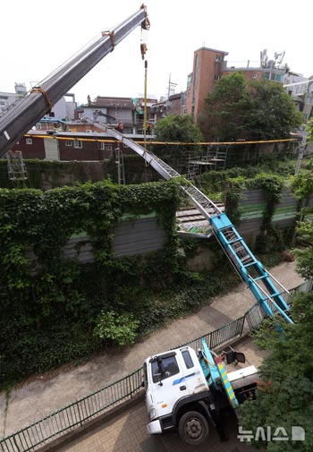 京義・中央線の線路上に倒れたはしご車　／ソウル
