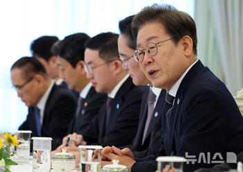 6経済団体との企業家懇談会で発言する李在明大統領