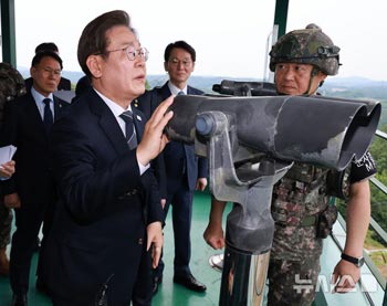 北朝鮮側をじっと見る李在明大統領