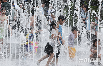 最高気温32℃　光化門の噴水で暑さをしのぐ子どもたち　／ソウル