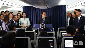 G7サミット出席へ　機内記者懇談会をする李在明大統領
