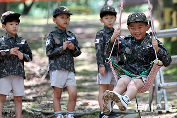 「兵営体験」をする子どもたち