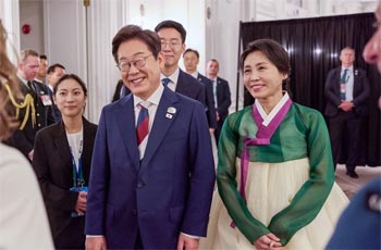 ▲16日、カナダ・カルカリーにあるホテルで行われたカナダ総督夫妻主催の主要7カ国首脳会議（G7サミット）招待国レセプションに出席した李在明（イ・ジェミョン）大統領と金恵京（キム・ヘギョン）夫人。写真＝聯合ニュース