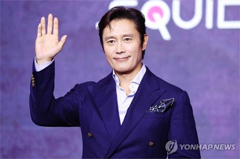 イ・ビョンホン　米人気トーク番組で「イカゲーム３」をＰＲ