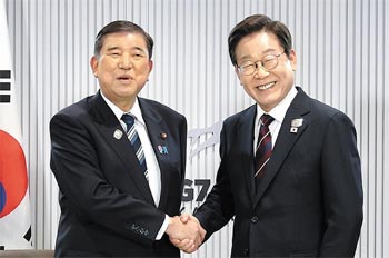 ▲カナダ・アルバータ州カナナスキスでのG7（先進7カ国）首脳会議の際に会談した李在明（イ・ジェミョン）大統領と日本の石破茂首相。／聯合ニュース