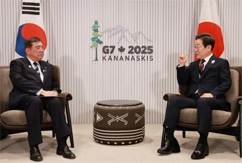 ▲カナダで開催されたG7（主要7カ国）首脳会議の際に会談した李在明（イ・ジェミョン）大統領（右）と日本の石破茂首相／聯合ニュース